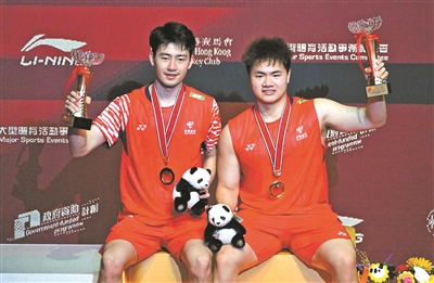 很高, 世界羽联中, 组合的梁伟 很高, 世界羽联中, 组合的梁伟