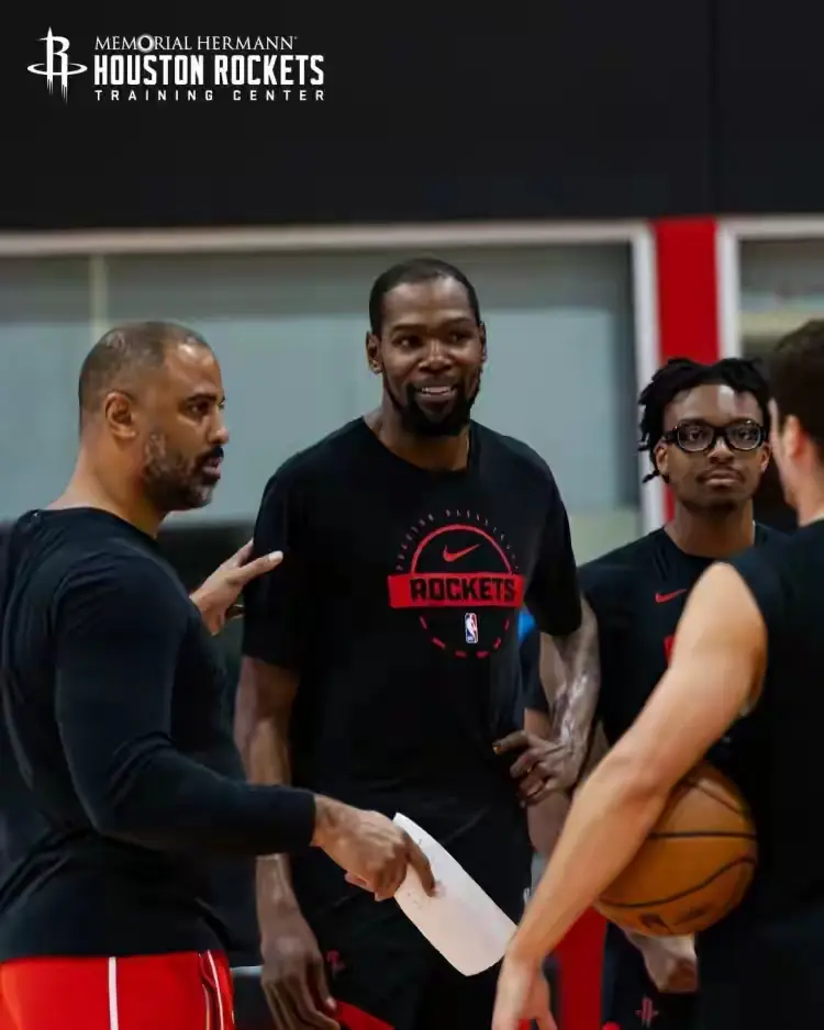 汤普森将在, 大多数专家 汤普森将在, 大多数专家